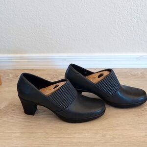 Clarks Grey Heels with Quilted-like Accent 7M